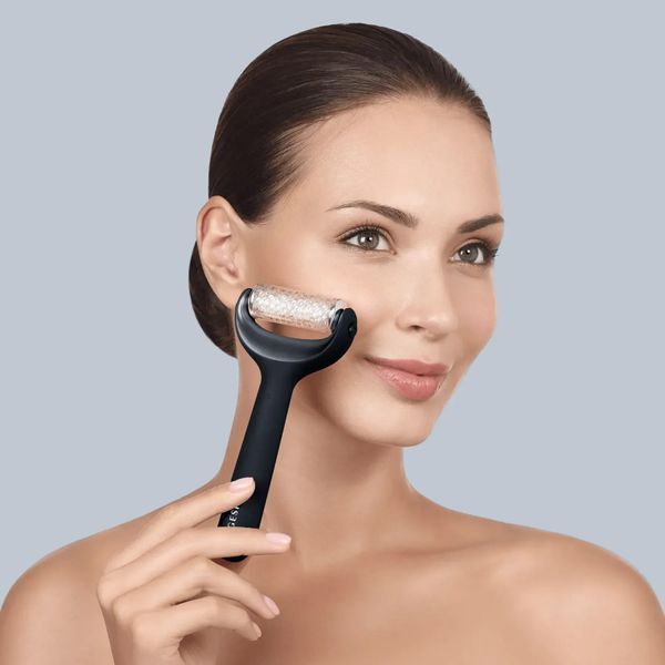 Электронный роллер для лица и тела с микроиглами GESKE MicroNeedle Face & Body Roller 8 в 1, black HB0201