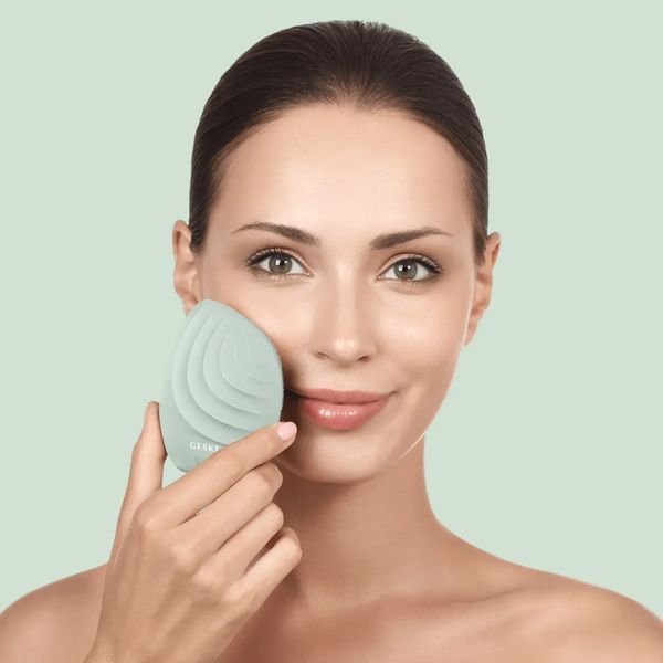 Электронная ультразвуковая щетка для лица GESKE Sonic Facial Brush 5 в 1, green HB0074