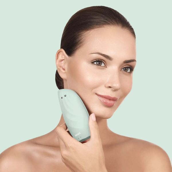 Очищувальна щітка для обличчя GESKE Sonic Thermo Facial Brush & Face-Lifter 8 в 1 green HB0096