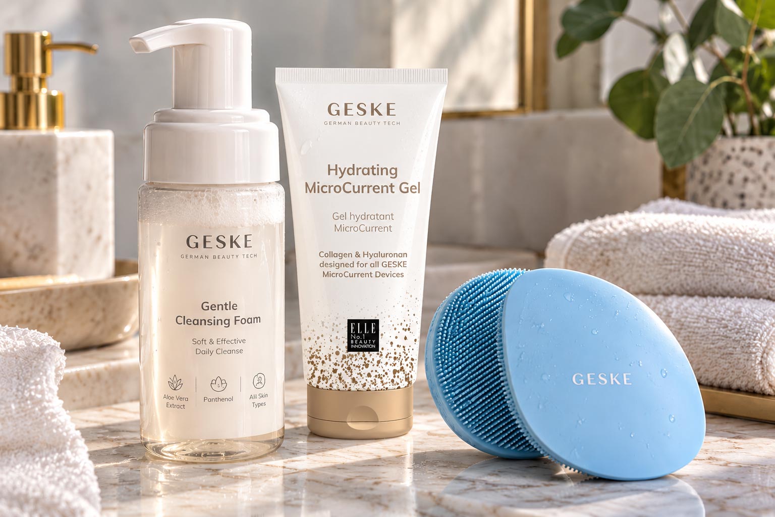Флакон очищающей пенки Gentle Cleansing Foam, тюбик геля Hydrating MicroCurrent Gel и голубая силиконовая щетка GESKE на мраморном столике в ванной.